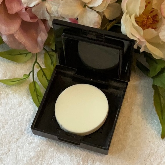 LAURA MERCIER FOUNDATION PALETTE BARELY USED - Picture 3 of 3